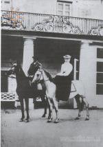 Перед парадним входом. 1914 р.