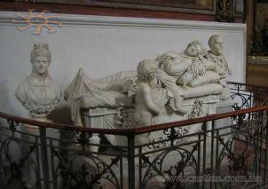 І її найбільша мистецька цінність - надгробок Лаури Пшездецької з Чорного Острова, виконаний в Італії Віктором Бродським.