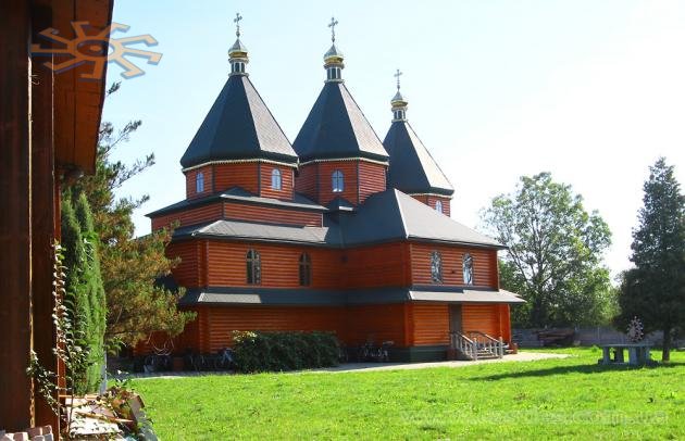 Дерев'яна церква в Реваківцях - новороб ХХІ століття. Revacăuți, Cozmeni