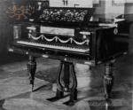 Рояль з метрономом у стилі ампір з 1835 р. Сокиринці