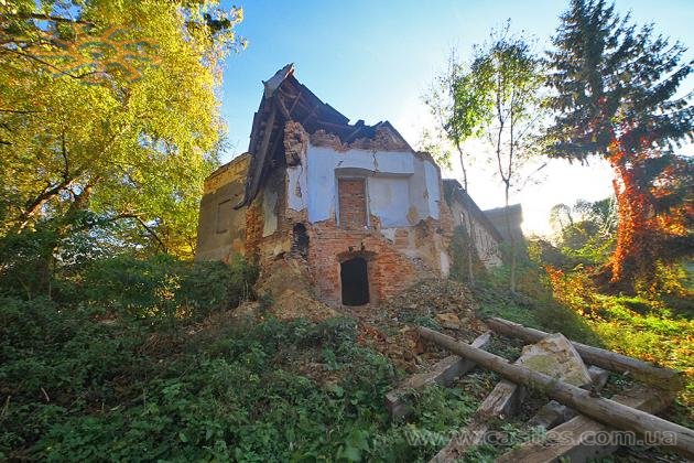 В 2019 році бічна вежа замку в Шпикові впала остаточно.
