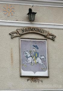 На стіні будинку в центрі Улашківців - герб.