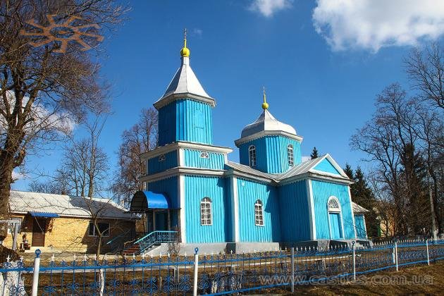 Дерев'яна церква синодального типу у Сарнові Волочиського району. 24 березня 2012 р.
