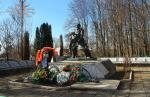 Сарнів, монумент загиблим у війну