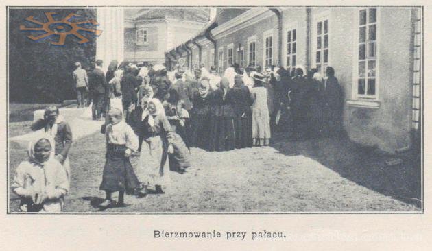 Селяни з Терешків біля панського палацу. 1911 р.