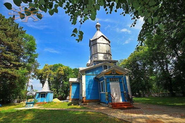 Покровська дерев'яна церква (1888) синодального типу в Селищі. Червень-2018.