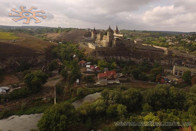 Вересень 2015 р. Стара фортеця, вигляд з Руських фільварок. Під замком - дерев'яна церква на Карвасарах