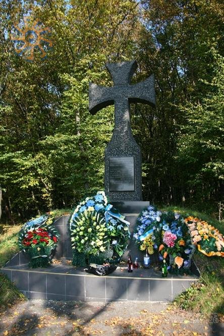 Пам'ятник на місці вбивства генерала Шухевича. 1 жовтня 2008 р.