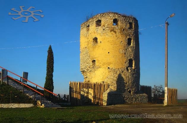 Дивний тин-паланок виник біля порохової вежі замку в Скалі-Подільській. Фото від 3 листопада 2012 р.