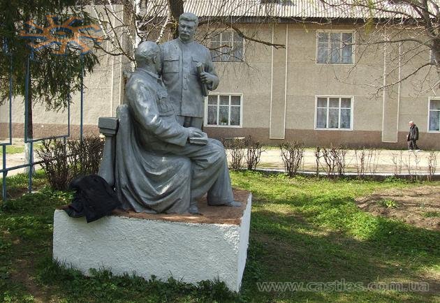 А от парну скульптуру кадаврів Сталіна та Леніна прибрали з Череша ще у 2009 р.