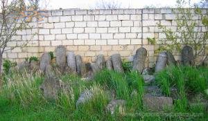 Залишки надгробків біля мечеті Узбека.