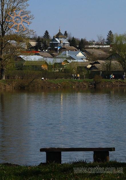2 квітня 2017 р. Вид від ставу в Олієво-Королівці на дерев'яну Покровську церкву