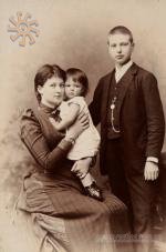 Баронеса Стела фон Турнау з найстаршою донькою і братом Хуго, 1891