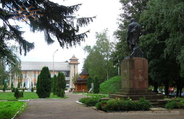 сільрада з цікавими карпатськими акцентами, мила дерев'яна капличка і монумент Тарасу Шевченку - центр Стецевої.