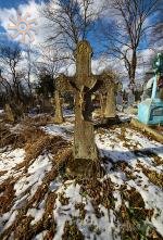 Страшний хрест на цвинтарі біля церкви :(