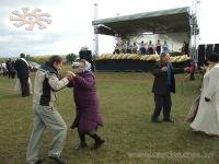 Під "Забаву" народ виплясував особливо жваво. сільські люди танцюють на святах якось охочіше.