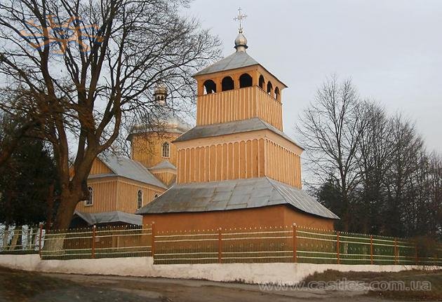 Колишні Товстобаби стали Високим. І там є дерев'яна церква.