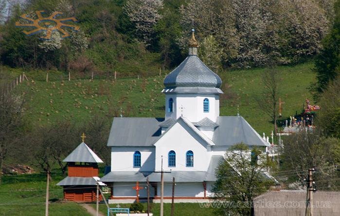 Церква в селі Торгановичі, квітень 2009 р.