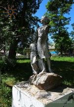 Советские статуи в селе Куровка Хмельницкой области