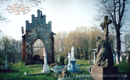 Ідилічний пейзаж - напівзруйнована капличка на кладовищі напроти костелу. От-от впаде.
