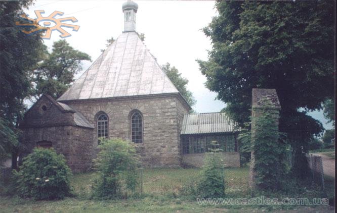 Церква, перебудована з костелу, в селі Трійця на Збручі.