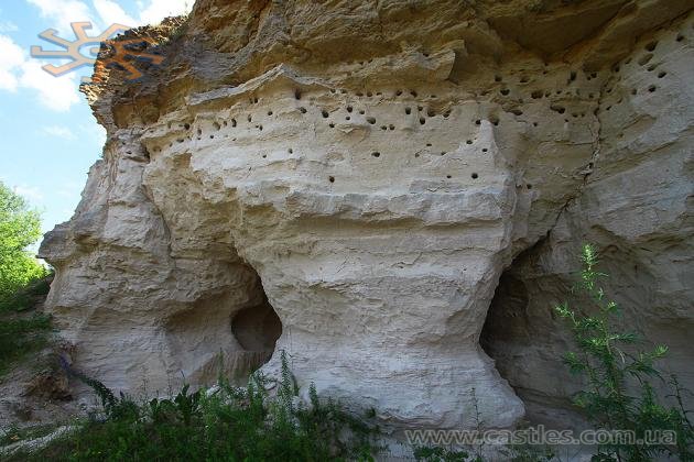 У вапняковому кряжі біля самісенького вказівника "КОТЮЖАНИ" не лише ластівки видовбали печери, але й люди -чималі плутані гроти.