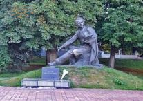 Пам'ятник Шевченку в центрі міста.