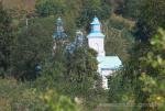 Вежі Успенської церкви в Винятинцях видно ще до села.