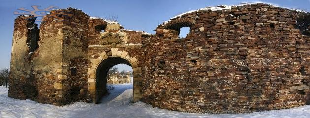 Підзамоцький замок. The castle in the village of Pidzamochok (Western Ukraine). Замок в селе Подзамочек под Бучачем
