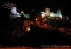 З нового 2005 року замок підсвітлюється вночі. До двох ночі.